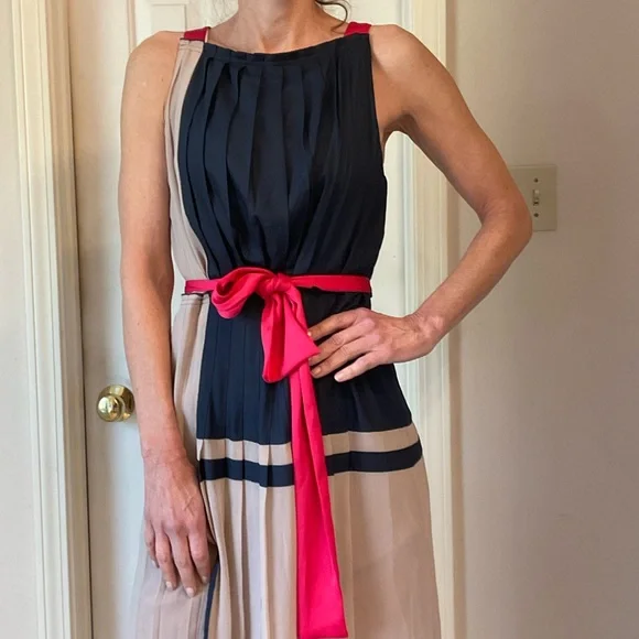 SOLD - BGBC Maxazira Runway pleaded dress, sleeveless, taupe, navy and red, Sz M - Picture 2 of 16